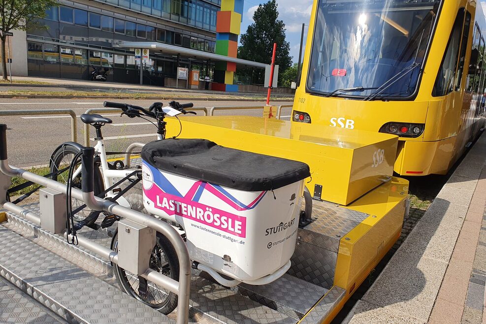Neuer Vorstellwagen der Zahnradbahn Zacke mit einem Lastenrad beladen